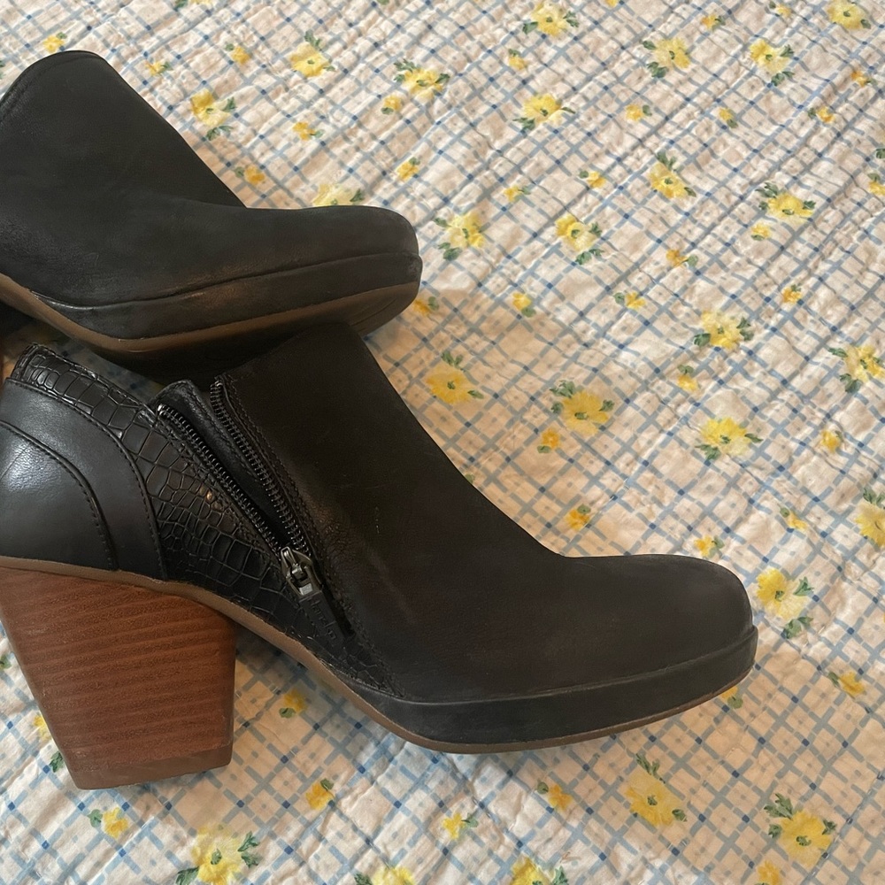 Dansko black “Shootie”